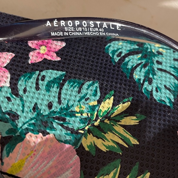 Aeropostale Floral Flip Flops - Picture 2 of 4